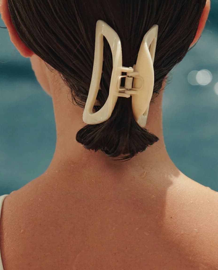 mouelle Soft Clip in Cream, getragen im hochgesteckten Haar