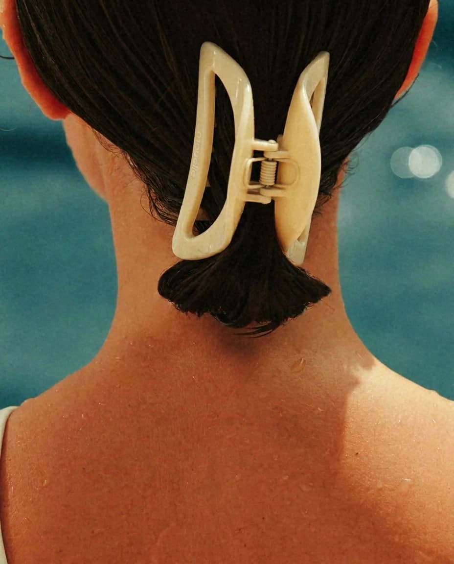 mouelle Soft Clip in Cream, getragen im hochgesteckten Haar